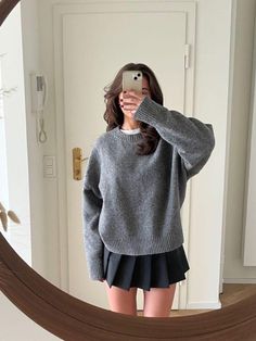 Pleated Skirt Outfit With Sweater, Winter Pleated Skirt For School, Pleaded Skirt Outfits Aesthetic Black, School Outfits With Skirt, Pleats Skirt Outfit, All Black Outfits For Women Casual, Grey Pleated Skirt Outfit Aesthetic, Autumn School Outfits, Winter Uni Outfits