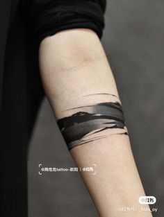 a person with a tattoo on their arm and the words in chinese are written below it