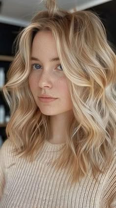 Blonde Bombshell: 30 Stunning Hair Color Ideas for a Show-Stopping Look Light Copper Hair With Blonde Highlights, Medium Blonde Haircuts, Warm Dirty Blonde Hair, Pale Skin Blonde Hair, Pelo Ondulado Natural, Warm Blonde Hair, Blonde Hair Transformations, Golden Blonde Hair, Honey Blonde Hair