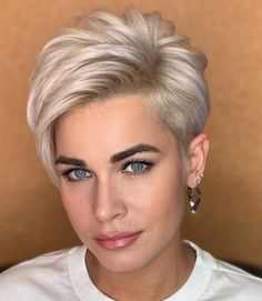 Hairstyles For Small Foreheads, Short Forehead, Narrow Forehead, Small Forehead, Funky Short Hair, Short Silver Hair, Short Grey Hair, Blonde Pixie Haircut, Edgy Short Hair