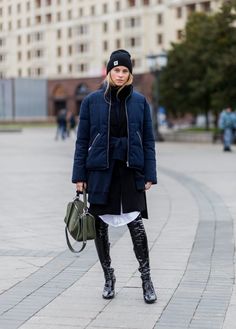 Moscow Fashion, Minimalist Wardrobe Essentials, Coat Check, Makeup Glam, Navy Outfit, Outfit Black, Jacket Outfit, Layering Outfits, Women Bags Fashion