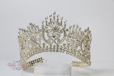 FAST SHIPPING Beautiful sparkling gold tiara  Approx. 3.5" tall at its tallest point Perfect for any occasion. It has a loop at the end of each side to attach it in your hair with bobby pins for added security. Ready to ship in 1-2 business days Gold Tiara Wedding, Crown Sweet 16, Tiara Gold, Crown Crystal, Gold Tiara, Tiara Wedding, Crystal Crown, Wedding Crown, Gold Crown