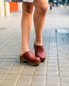 Incorporar el #Zueco Campiña en tus outfits de #verano es una manera de elevar tu look, te atreves? 😎 . #zuecos #tuilus #clogs #clogsoftheday #clogshoes #clogsofinstagram #clogstyle #summerclogs #zuecosdeverano #zuecoscomodos #calazadofemenino #calzadomujer #calzadoartesanal #calzadoverano #calzadodecuero Platform Clogs Shoes, Platform Clogs, Clogs Shoes