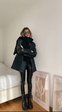 Leather Leggings Street Style, Leather Leggings And Boots, Latex Pants Outfit, Black Leather Leggings Outfit, How To Style Leather Pants, Style Leather Pants, Leather Trousers Outfit, Leggings Outfit Winter, Leather Leggings Outfit