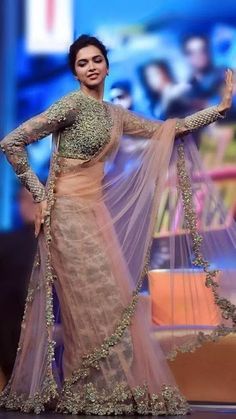 Designer Saree Look, Graduation Saree, Bride Saree, Asian Dresses, Reception Saree, Designer Sarees Wedding, Wedding Decors, Robes Glamour, Indian Sari Dress