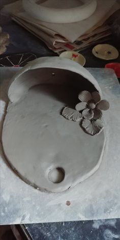 there is a flower in the center of this cake pan that has been made to look like flowers