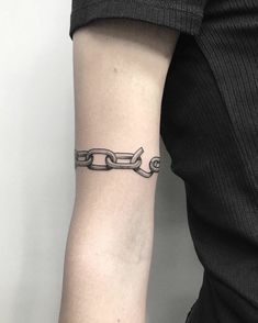 Rantai Chain Tattoo Around Arm, Knee Chain Tattoo, Chain Around Arm Tattoo, Chain Arm Tattoo, Chain Tattoos For Women, Tattoo Chain, Lock Tattoo, Garter Tattoo, Around Arm Tattoo