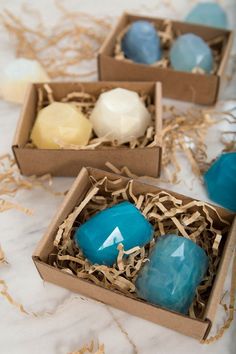 These DIY gemstone soap favors are super easy to make and totally gorgeous! Wedding 101, Wedding Favours Luxury, Soap Wedding Favors, Favors Ideas, Creative Wedding Gifts, Event Favors, Melt And Pour, Diy Event, Diy Gemstone