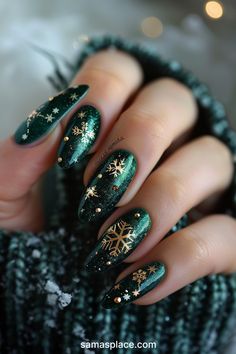 30+ Emerald Green Winter Nails Art ideas and Designs Fairy Light Nail Art, Forest Green Winter Nails, Evergreen Christmas Nails, Dark Green Xmas Nails, Yule Nails Pagan, Tartan Christmas Nails, Dark Green Nails Designs Gold, Moody Christmas Nails, Fourth Wing Nail Art