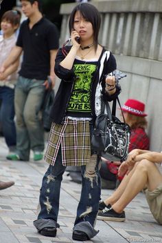 Harajuku Hairstyle, Dress With Pants, Japan Pictures, 90s Harajuku, Mode Harajuku, Fruits Magazine, Tokyo Street Fashion