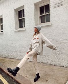 Winter Mode Outfits, Beanie Outfit, Winter Trends, Doc Martens, 로고 디자인