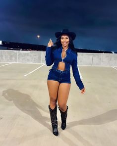 Megan Thee Stallion Concert Outfit, Trail Ride Outfit Black Women, Black Cowgirl Aesthetic, Cowgirl Outfits Black Women, Cowgirl Outfits For Women, Rodeo Outfits, Western Outfits Women, Western Style Outfits