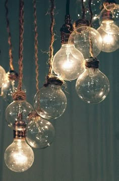 a bunch of light bulbs hanging from a ceiling