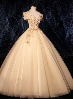 The present champagne ball gown butterfly dress is one of the great products which they ever had produced. Being a marvelous creation, the beauty of the dress is not the ordinary thing not to be discussed; it has the main role in the overall dress. Series of designs are in the dress, for example, floor-length hemline, horn sleeve neckline. The role of the color in the beauty of the dress cannot be kept hidden; we can say that it is the life and blood of the dress without which it does not look beautiful. Champagne Quinceanera Dresses Simple, Creme Ball Gown, Light Brown Quinceanera Dresses, Cream Ball Gown, Beige Ball Gown, Vestidos Champagne, Champagne Colored Prom Dresses, Gown Butterfly, Debut Dress