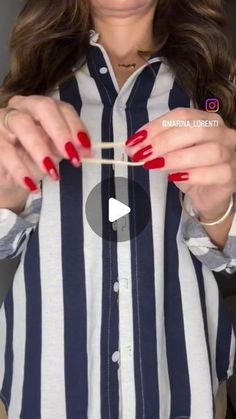 How To Style A Striped Button Down Shirt, Gray Shirt Outfit, Tie A Shirt, Long White Blouse, Italian Women Style, Umgestaltete Shirts, How To Wear Shirt, Brunette Medium, Stylish Outfits Casual