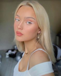 White Eyeliner Looks, White Eyeliner Makeup, Angel Energy, Full Face Makeup, Eyeliner Looks, No Eyeliner Makeup, Foto Art, Makeup Eyeliner