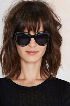 Mittellanger Haarschnitt mit Pony-tolle Kombination Hairstyles Pony, Full Fringe Hairstyles, Κούρεμα Bob, Short Shag Hairstyles, Bob Hairstyles With Bangs, Bangs Hairstyles, Short Bangs, Shag Hairstyles, Short Women