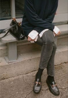 Outfits Minimal, Lizzy Hadfield, Loafers With Socks, Socks Outfit, Man About Town, Sock Outfits, Looks Street Style, Minimal Chic