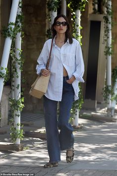 Oversized Shirt Outfit, Alexa Chung Style, Chic Jeans, Elegante Casual, Celebrity Street Style, Notting Hill, Alexa Chung, Looks Chic