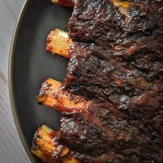 the ribs are cooked and ready to be served on the grilling pan for consumption