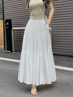 Olivia Mark - White A-Line Midi Skirt with Mesh Floral Detailing Long Skirt Outfits Korean, White Midi Skirt Outfit, Skirt Outfits Korean, Skirt Outfits Aesthetic, White Skirt Outfits, Empire Dresses, Long Skirt Summer, White Long Skirt, High Waist Long Skirt