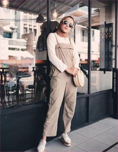 Holiday Outfits Spring, Style Hijab Casual, Streetwear Ideas, Muslimah Outfit, Hijab Fashionista, Fashion Sketches Dresses