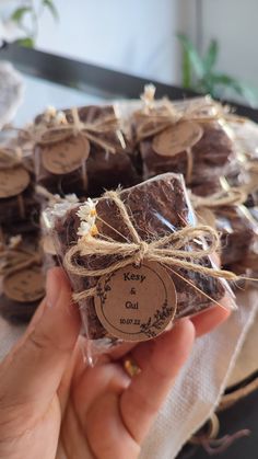 Brownie
Casamento rústico
Lembrancinha de casamento Brownie Wedding Favors, Brownie Packaging, Wedding Brownies, Bake Sale Packaging, Creative Wedding Favors, Dessert Display, Wedding Gifts For Guests, Wedding Gift Favors, Bake Sale