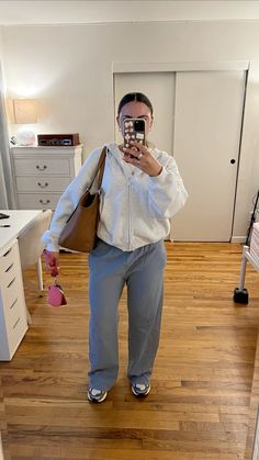 Silver Dollar City Outfit, Grey Top Outfit, Neutral Aesthetic Outfits, Uni Clothes, Cutesy Outfits, Winter Inspo Outfits, Cutesy Outfit, Fits Fall, City Outfit