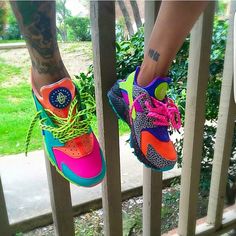 | • Pinterest; Flawlessmia | ✨ Nike Huaraches Outfit Women, Funky Sneakers Women, Huaraches Shoes, Shoe Story, Fly Shoes, Tinker Hatfield, Kicks Shoes, Mens Footwear, Nike Air Shoes