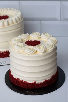 Red velvet 
Red velvet cake
Torta terciopelo rojo 
Torta roja 
Creamcheese 
Torta linda
Torta para mamá Red Velvet Cake Decoration, Bolo Red Velvet, Pastel Red, Cute Laptop Stickers, Cake Decorating Designs, Valentines Day Treats, Pretty Birthday Cakes, Red Velvet Cake, Velvet Cake