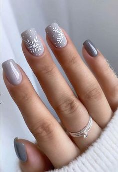 Explore enchanting winter nail art designs perfect for Christmas and beyond. From festive glitter to elegant snowflakes, adorn your nails with stunning styles that capture the magic of the season. Nagel Tips, Gray Nails, Winter Nail