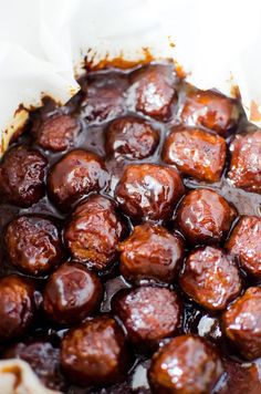 some kind of food that is sitting in a bowl on the table with brown sauce