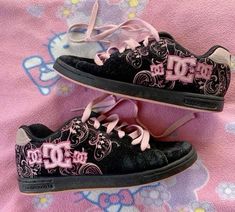 Shoes 2000s, Dc Boots, Etnies Shoes, Outfit Info, Character Customization, Shoes Y2k, 2000s Clothes, Dream Style, Dc Shoes