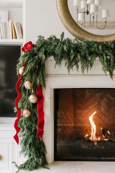 10 WAYS TO DECORATE YOUR FIREPLACE THIS HOLIDAY SEASON | CHRISTMAS DECOR Christmas Decorations Traditional, Fireplace Christmas Decorations, Herringbone Fireplace, Garland Fireplace, Traditional Christmas Decor, Fireplace Christmas, Christmas Fireplace Decor, Wreaths Christmas, Rachel Parcell