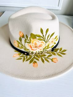 Hand Painted Cowboy Hats, Painted Hat Ideas, Painted Fedora Hat, Painting On Hats, Painted Hats Diy, Painted Hats For Women, Hat Pyrography, Painted Cowboy Hats