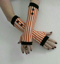 Rsd Awareness, Striped Fingerless Gloves, Steampunk Circus, Circus Fashion, Circus Outfits, Clown Clothes, Dark Circus, Circus Costume