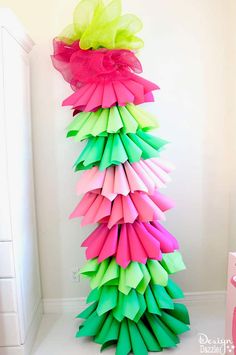 Design Dazzle shows you how to make a paper cone Christmas tree for the perfect Grinch party. Grinch Paper Cone Christmas Tree | grinch holiday decorations | grinch party decor | grinch inspired holiday party | diy grinch decor || Design Dazzle #grinchtree #grinchdecor #grinchparty Whoville Wreath, Diy Whoville, Diy Grinch, Budget Christmas Gifts, Diy Holiday Party, Grinch Trees