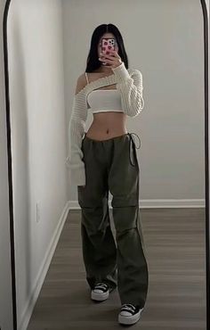 Comfy outfit inspo, outfit inspo aesthetic outfit inspo street wear aesthetic outfit. Outfit inspo for school, baddie outfit inspo, baddie casual outfit.y2k fashion, baggy style outfit inspo. Houseparty Outfits, Haircut Selfie, Photo Hijab, Sandal Tali, Look Grunge, Mode Zara, Cute Hairstyle, Hijab Girl