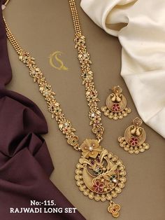 Antique Gold Locket, Red Necklace Set, Indian Gold Necklace Designs, Antique Necklace Gold, Indian Jewelry Set, Earring Indian, Jewelry Set Gold, Simple Gold Earrings, Gold Jewels Design