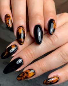 Torti Nails Design, Eye Catching Nails, Green And Leopard Nails, Black Pattern Nails, Nail Design Tutorial Step By Step, Sammi Jefcoate Nails, Carey Nails, Tortie Nails, Half Nails