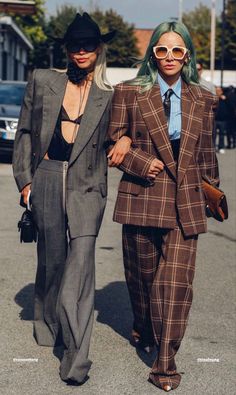 Tina Leung Street Style, Suits For Women Street Style, Juxtaposition Outfits, Thrifted Suit, Winter Fashion Outfits Dressy Classy, Tina Leung, Tokyo Fashion Week Street Styles, Woman In Suit, Oversize Pullover