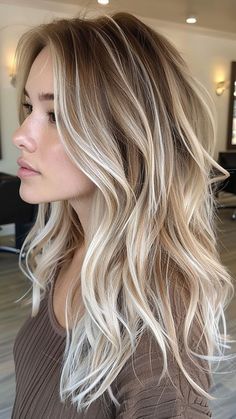 25 Chic Platinum Blonde Hair Color Concepts Fall Blonde Hair Color, Fall Blonde Hair, Platinum Blonde Hair Color, Fall Blonde, Balayage Hair Blonde