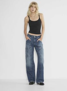 The RE/DONE Mid-rise Workwear Jean is a mid-rise relaxed jeans. These are mid-rise jeans with a relaxed fit through the hips and a long loose leg. They're made from rigid 100% cotton denim. This version comes in a dark indigo wash with a clean hem. Medium Rise Jeans, Mid Rise Jeans Outfit, Fits Aesthetics, Sweatpants Fit, Fall Activewear, Dark Wash Jeans Women, Coquette Outfit, Mid Waist Jeans, Weather Outfits