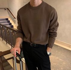 Minimalist Fashion Men, Academia Outfits, Solid Color Sweater, Color Sweater, Men Stylish Dress, Guys Clothing Styles, Mens Outfit Inspiration, Elegante Casual, Cool Outfits For Men