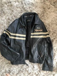 ~ vintage guess racing jacket Mode Zara, Carrie Bradshaw, 가을 패션, Mode Vintage, Retro Outfits, Stockholm