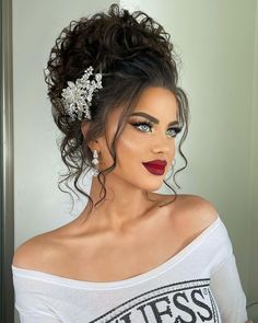 Hairstyles Theme, Wedding Hair Side, Bouffant Hair, Bridal Hair Buns, Elegant Wedding Hair, Hairdos For Curly Hair, Wedding Hair Inspiration, Hair Up Styles, Curly Girl Hairstyles