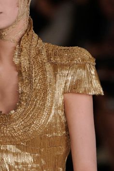 2012 Ready To Wear, Texture Fashion, Couture Details, Vestidos Vintage, Wood Texture, Mode Inspiration, Gold Fashion, Look Chic