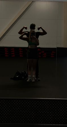 Gym mirror picture, couples pictures, vision board, gym outfits, fitness, inspiration, dark themed mirror selfies, gym studio. Gym Pics With Boyfriend, Gym Couple Aesthetic Faceless, Gym Couple Pictures, Couple Workout Aesthetic, Couple Gym Goals, Gym Shark Aesthetic, Gym Photos Couple, Gym Couple Poses, Gym Romance