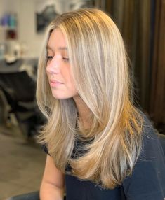 Blond Highlights Medium Length Hair, Blonde Balayage Haircut, Neutral Dimensional Blonde, Blonde Hair Ideas Straight, Georgie Hansen Hair, Warm Bronde Balayage Medium Length, Blond Hair Ideas For Summer, Very Blonde Balayage, Unstyled Haircuts