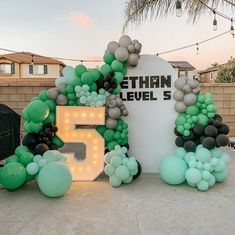 Hello Soirée on Instagram: “interrupting your Christmas feed with this cool MINECRAFT set-up we did this past weekend 💚 Balloons & Backdrop: @hellosoiree_ . . . .…” Minecraft Backdrop Birthday Ideas, Modern Minecraft Party, Minecraft Balloon Arch, Minecraft Balloon Ideas, Minecraft Party Backdrop, Minecraft Birthday Party Decorations